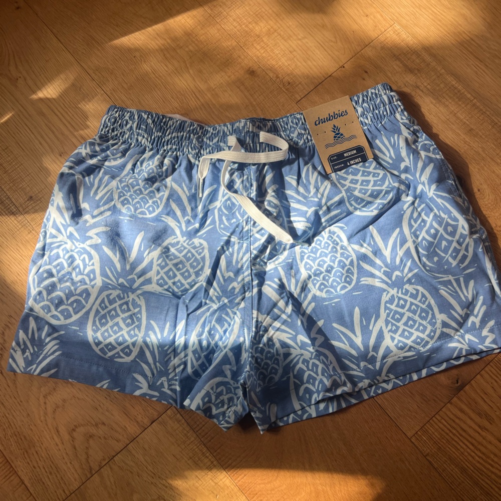 Chubbies Blue and White Pineapple Shorties Classic Swim Trunk 4”